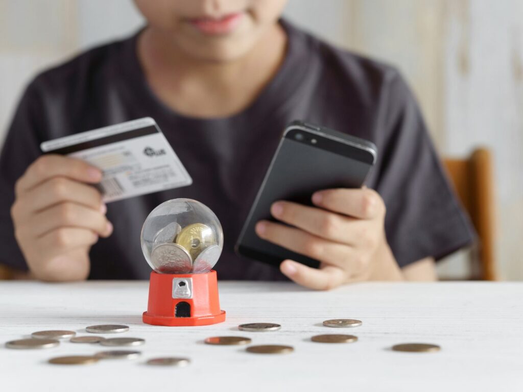 Menino conferindo mesada pelo app do banco.