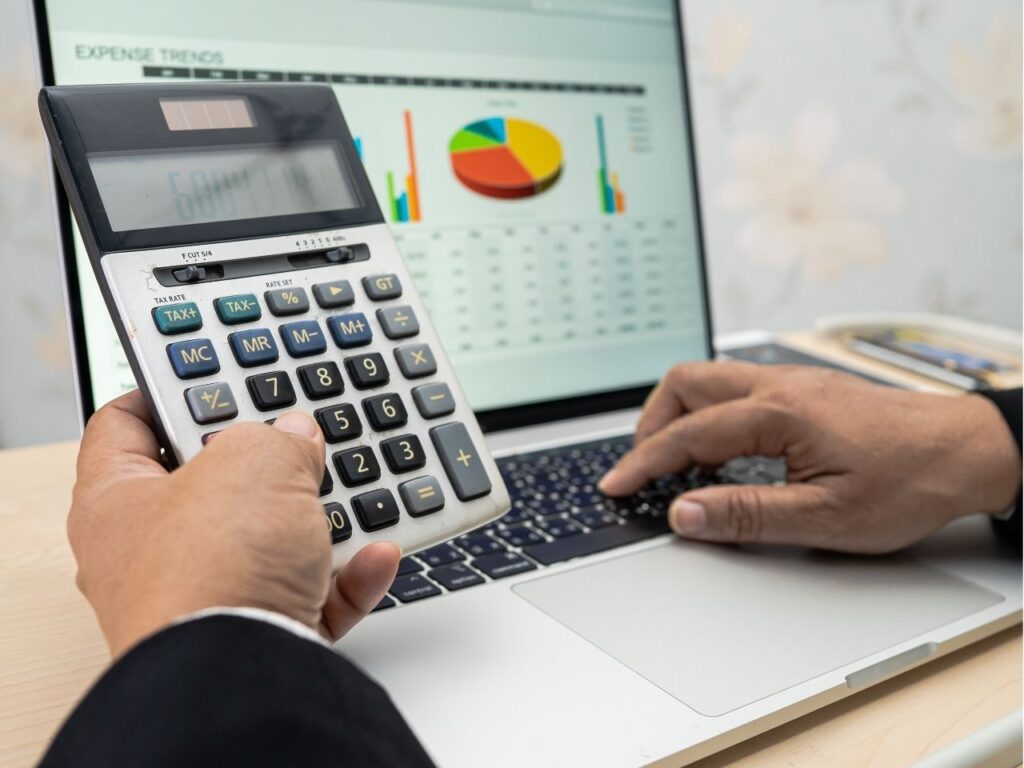 Homem calculando faturamento para a Declaração anual do Simples Nacional
