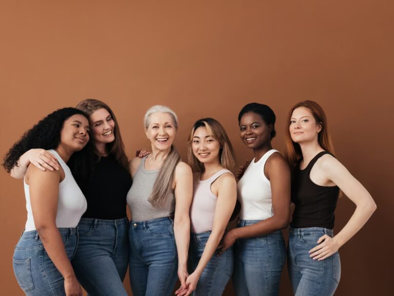 Mulheres sorrindo juntas representando força e união no Dia Internacional da Mulher, tema do post com frases dia da mulher