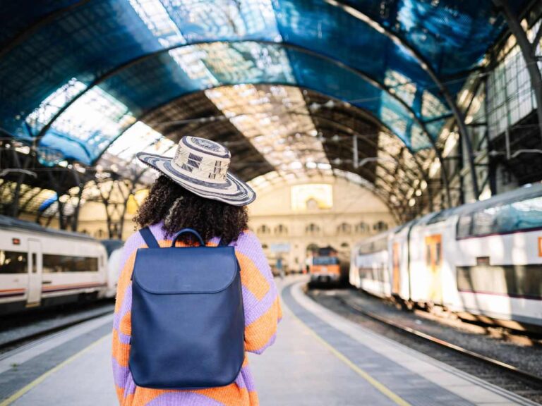 Mulher com mochila de viagem nas costas
