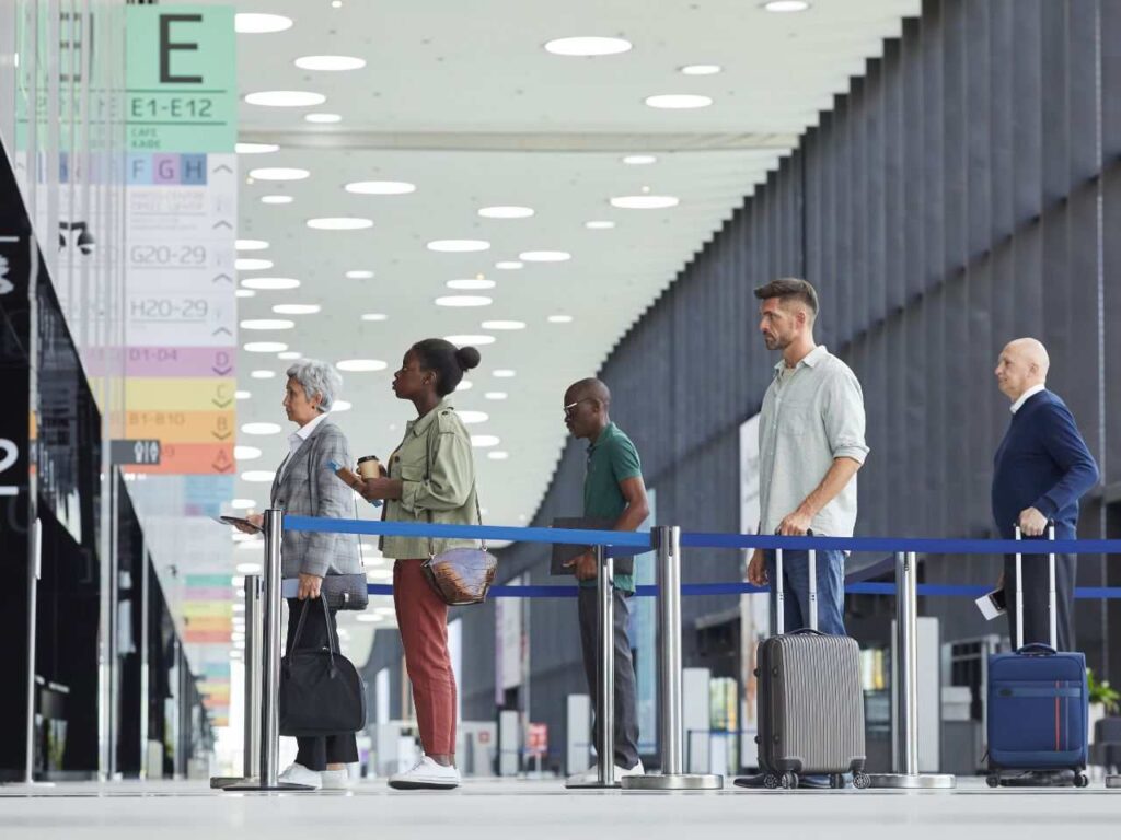 Fila de passageiros no aeroporto