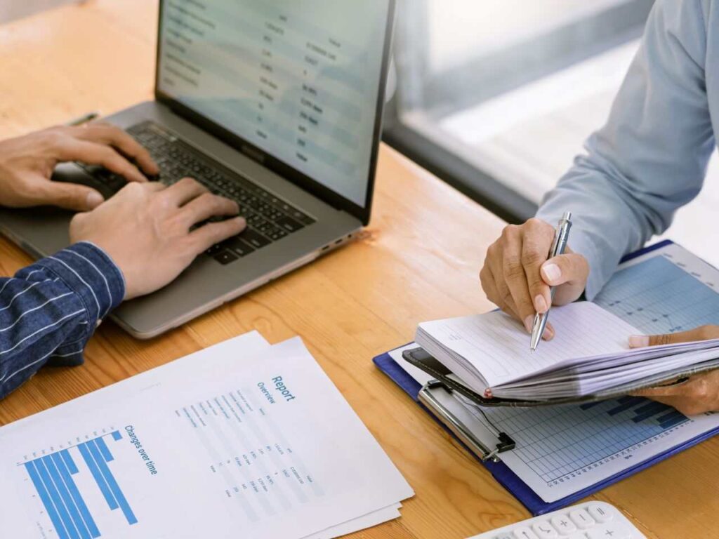 Pessoas preparando documentos para declarar IR