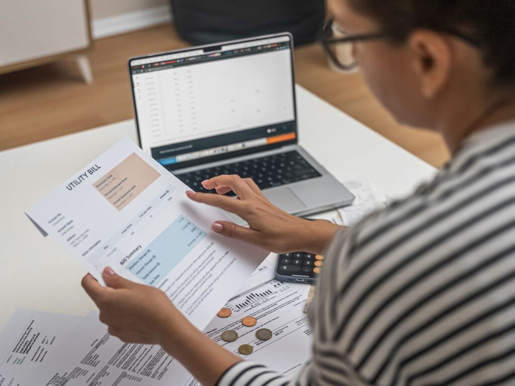 Mulher organizando documentos para Imposto de Renda