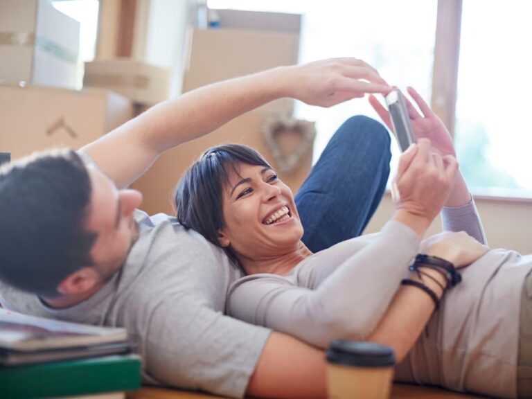 Descubra as melhores perguntas para casal para fortalecer a conexão e sair da rotina. De temas leves para quem está se conhecendo a reflexões profundas para o futuro, encontre a lista ideal para cada momento.