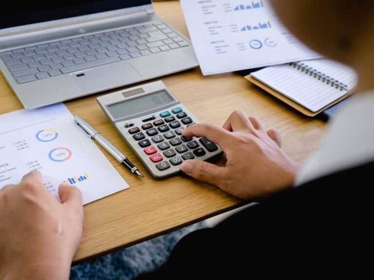 Freelancer calculando para declarar imposto de renda