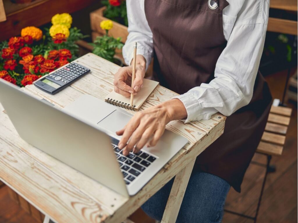 Homem calculando as Taxas do Pronampe para MEI