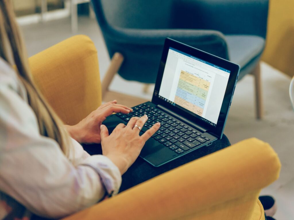 Mulher analisando o status da declaração do imposto de renda