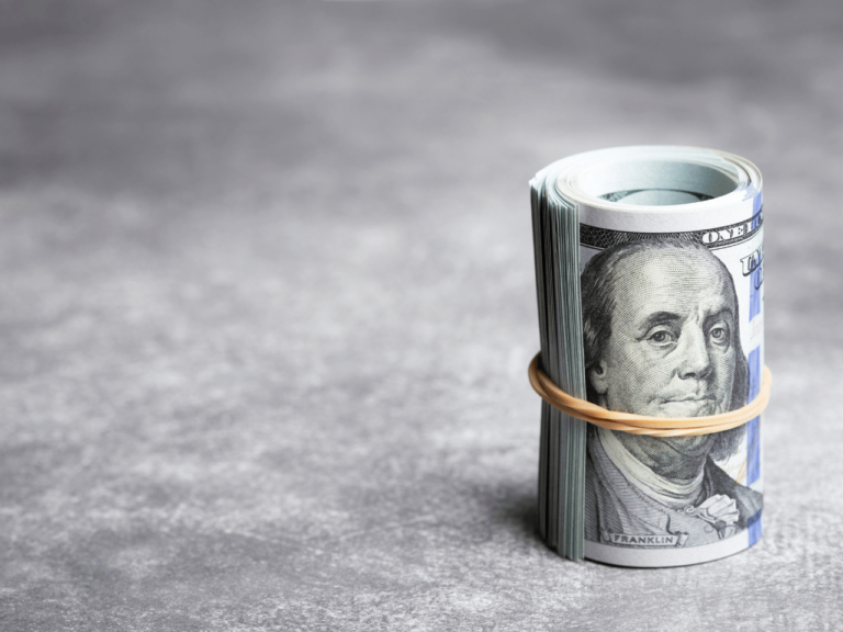 Notas de dólar amarradas com elástico