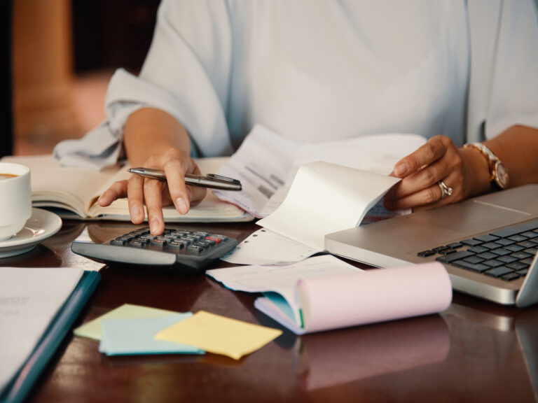 Títulos do Tesouro Direto hoje oferecem segurança e rentabilidade com opções para cada perfil. Entenda como funcionam e saiba qual título escolher.