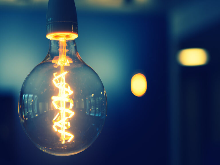 Entenda o que é a bandeira amarela, como ela impacta a conta de luz e quais efeitos esperar na inflação e na economia. Saiba mais sobre o tema.