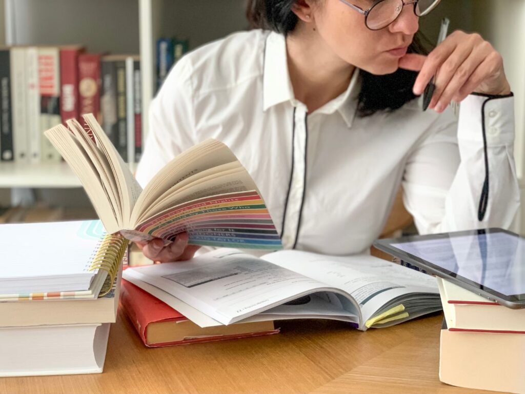 Mulher lendo dicas de como aprender espanhol.