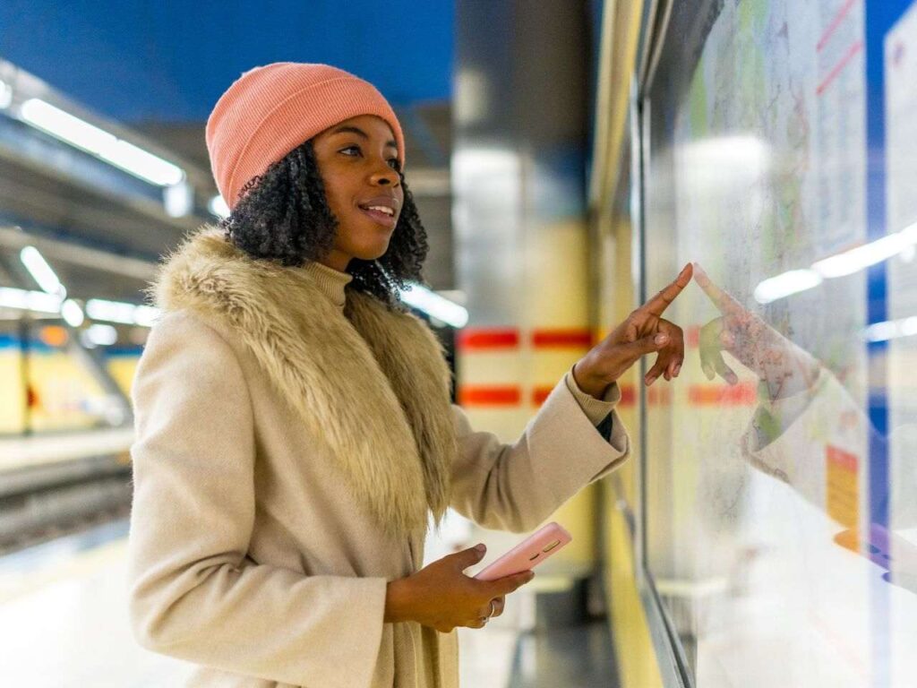 Mulher entendendo o mapa do metrô de Nova York