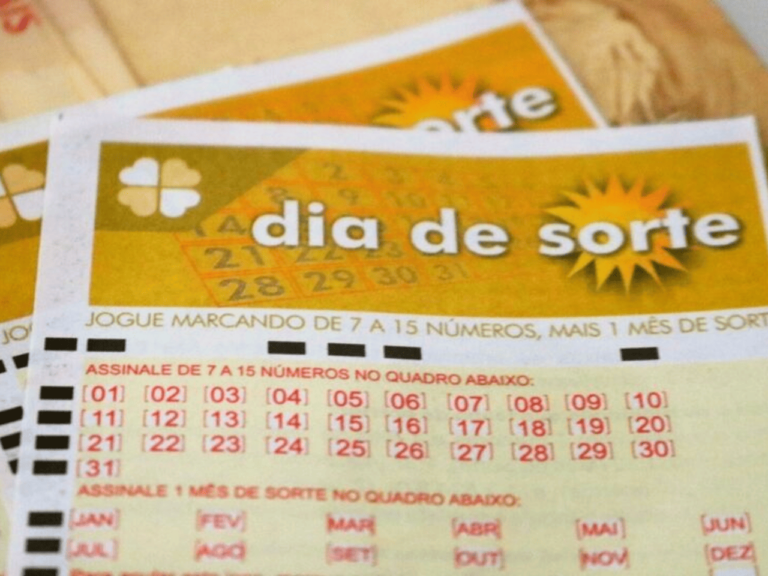 Volante de loteria Dia de Sorte. O bilhete contém espaços para marcar de 7 a 15 números entre 31 opções e também um campo para selecionar um mês da sorte.