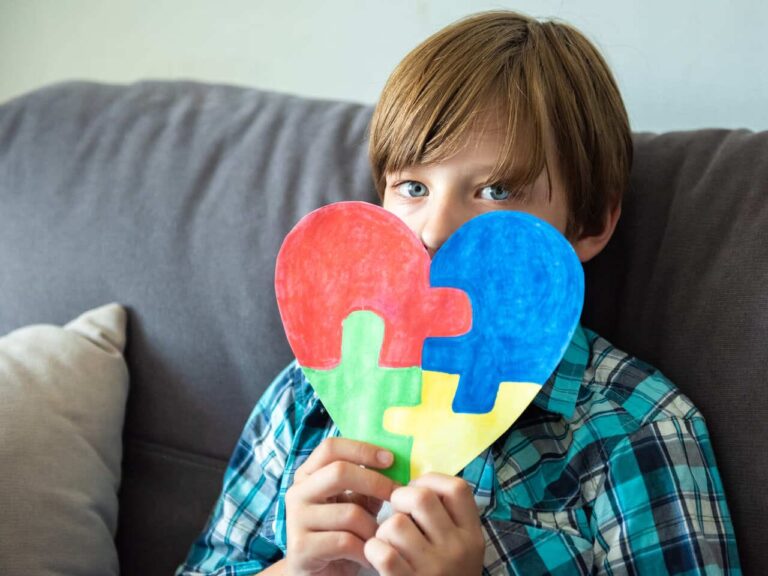 O Dia Mundial do Autismo, 2 de abril, visa aumentar a conscientização sobre o Transtorno do Espectro Autista (TEA) e promover a inclusão