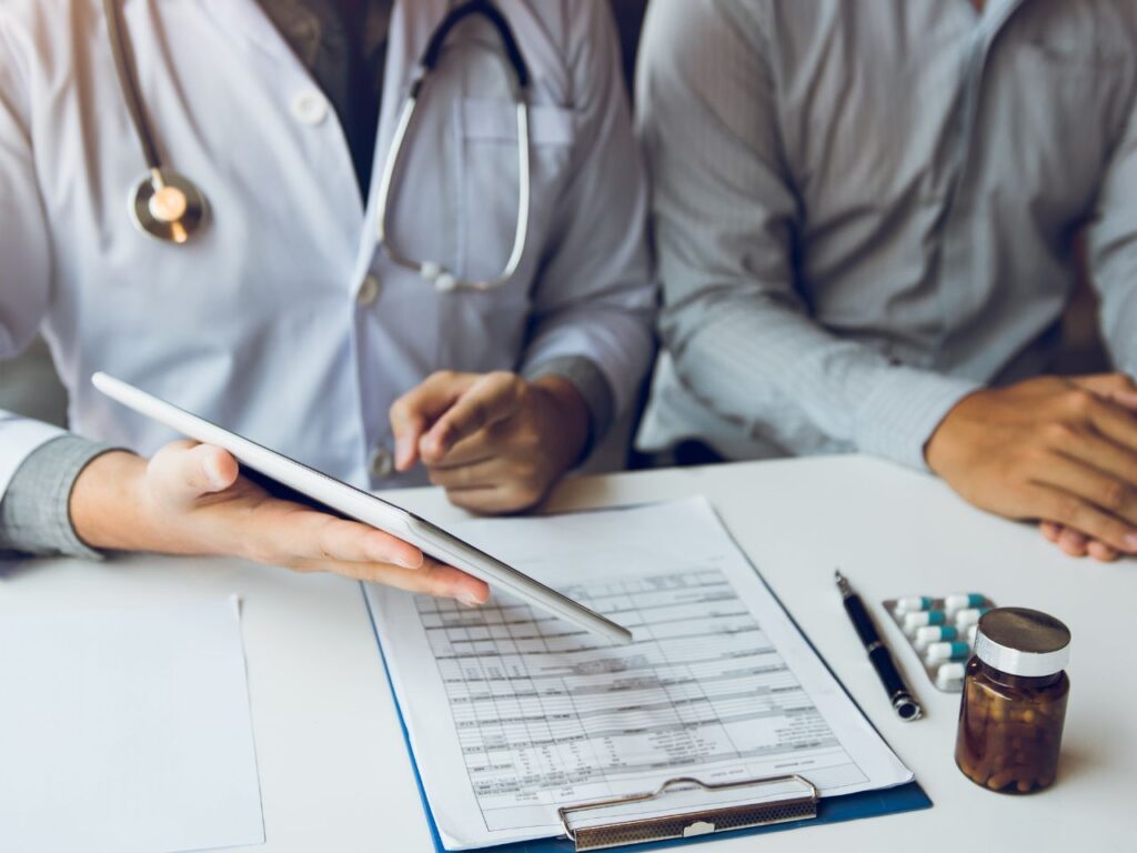 Casal incluindo registros médicos no imposto de renda