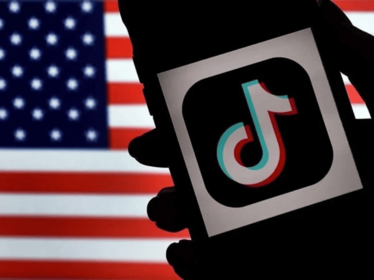 Uma pessoa segurando o celular se questionando se os EUA vai banir o TikTok