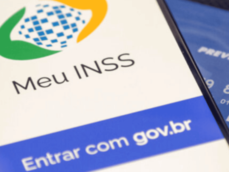 A imagem mostra a tela de um smartphone com o logo do aplicativo "Meu INSS", que permite aos usuários acessar serviços relacionados à previdência social no Brasil. Fraude INSS pode ser evitada ao consultar o extrato de benefícios diretamente no app.