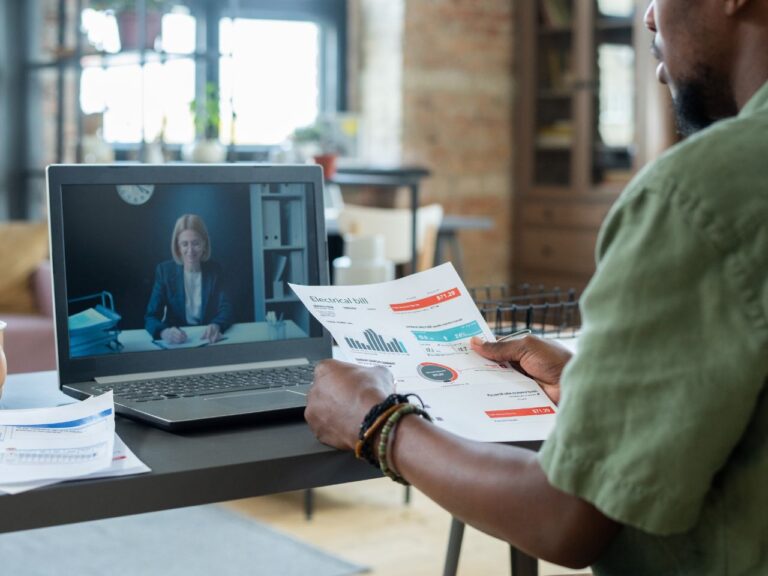 Profissional em videochamada com Global Workers