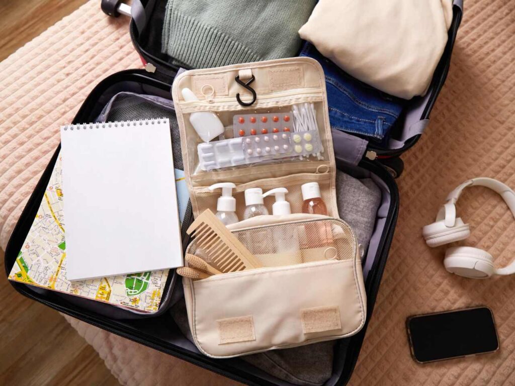 Necessaire com produtos de higiene para viagem