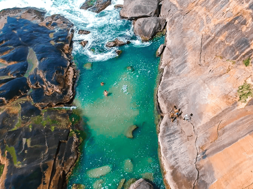 Existem muitos ugares baratos para viajar no Brasil, como a Praia do Secreto no Rio de Janeiro.