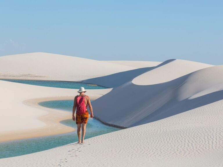 Turista no melhor lugar para viajar no Brasil.