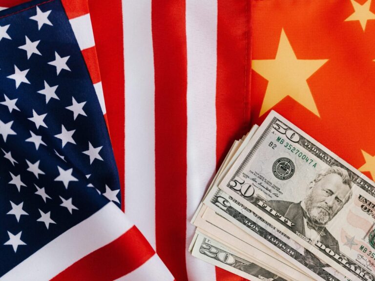 A política tarifaria de Trump impactou o mundo todo: dólar em alta, bolsa em queda, bitcoin despenca e muita volatilidade à vista! Acompanhe.