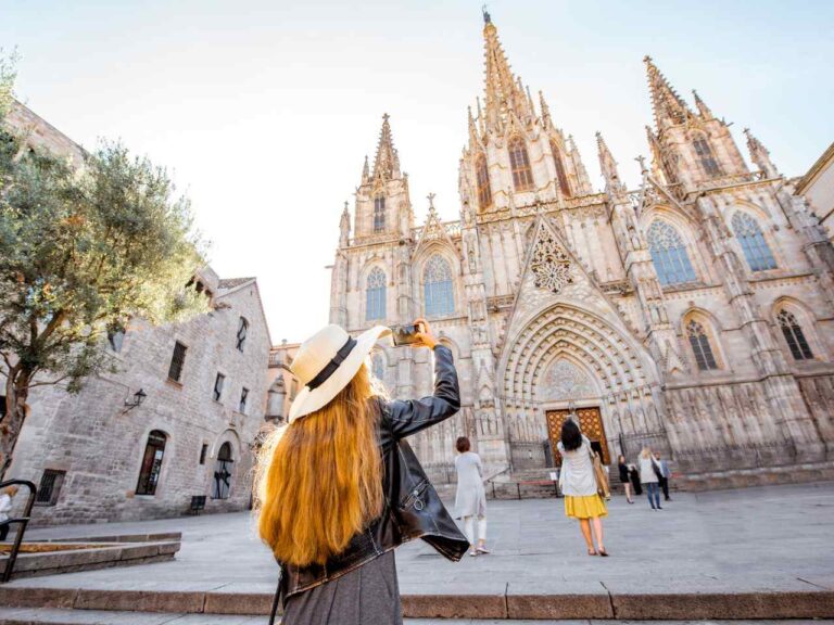 Mulher fotografando a Sagrada Família