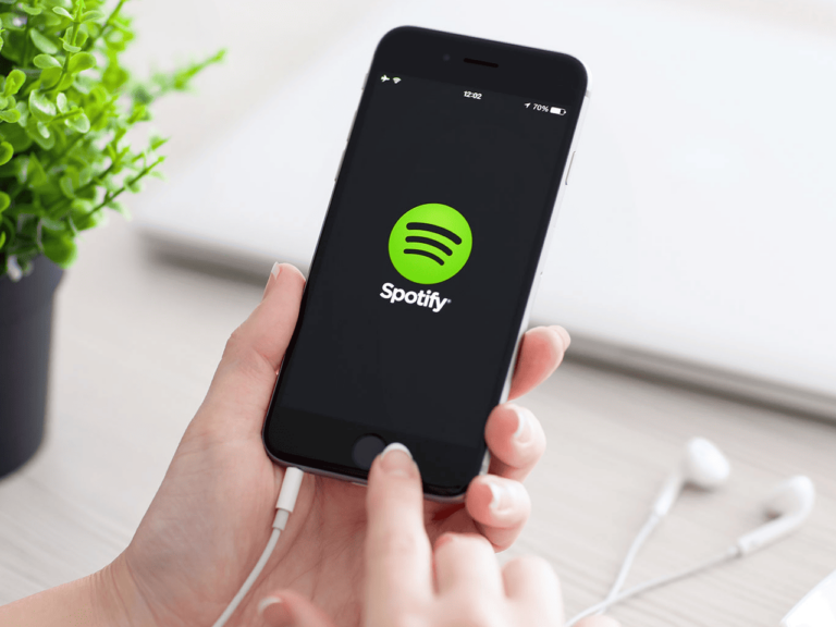 Mulher tentando usar o spotify fora do ar no celular
