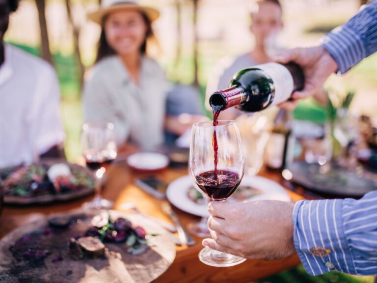 Homem servindo vinho português