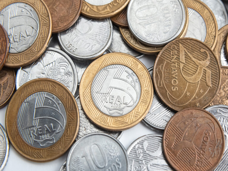 Boletim Focus mostra queda na projeção do dólar para 2025 e valorização do real. Entenda os impactos dessa tendência no câmbio e na economia.