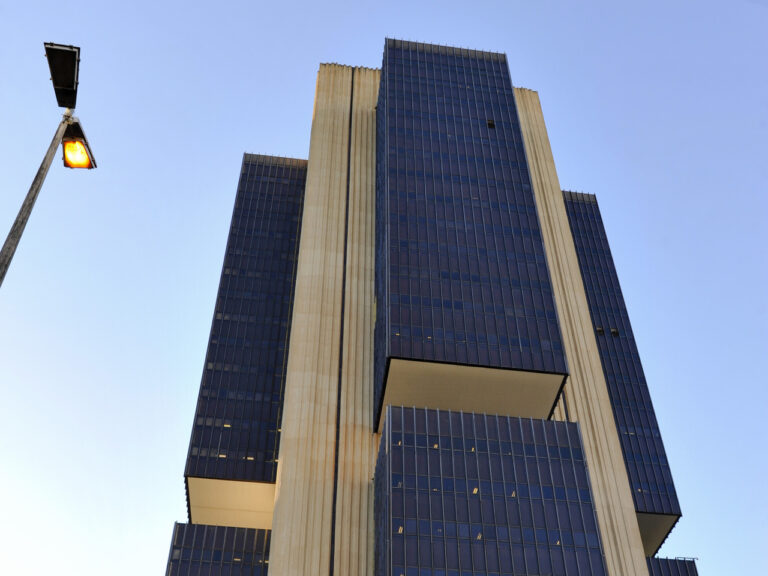 Reunião do Copom maio deve aumentar a taxa Selic para 14,75% ao ano.