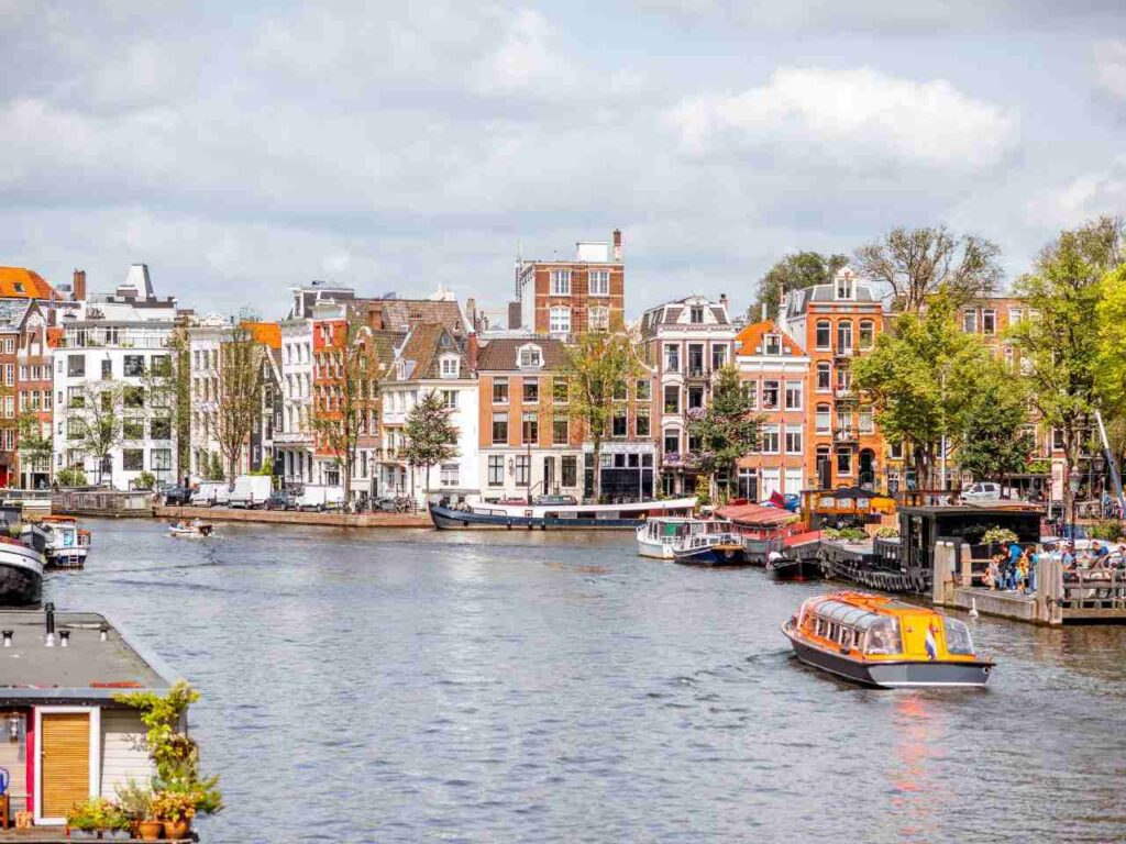 Visão panorâmica do Amsterdam no verão.