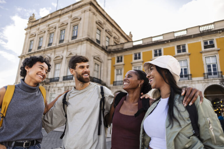 Muitos brasileiros buscam informações sobre como estudar em Portugal.