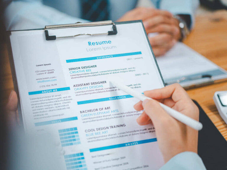 É essencial saber como fazer um currículo para se destacar em processos seletivos