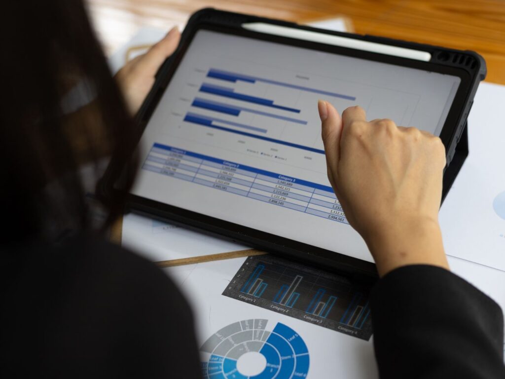 Mulher analisando dados com ajuda do n8n.