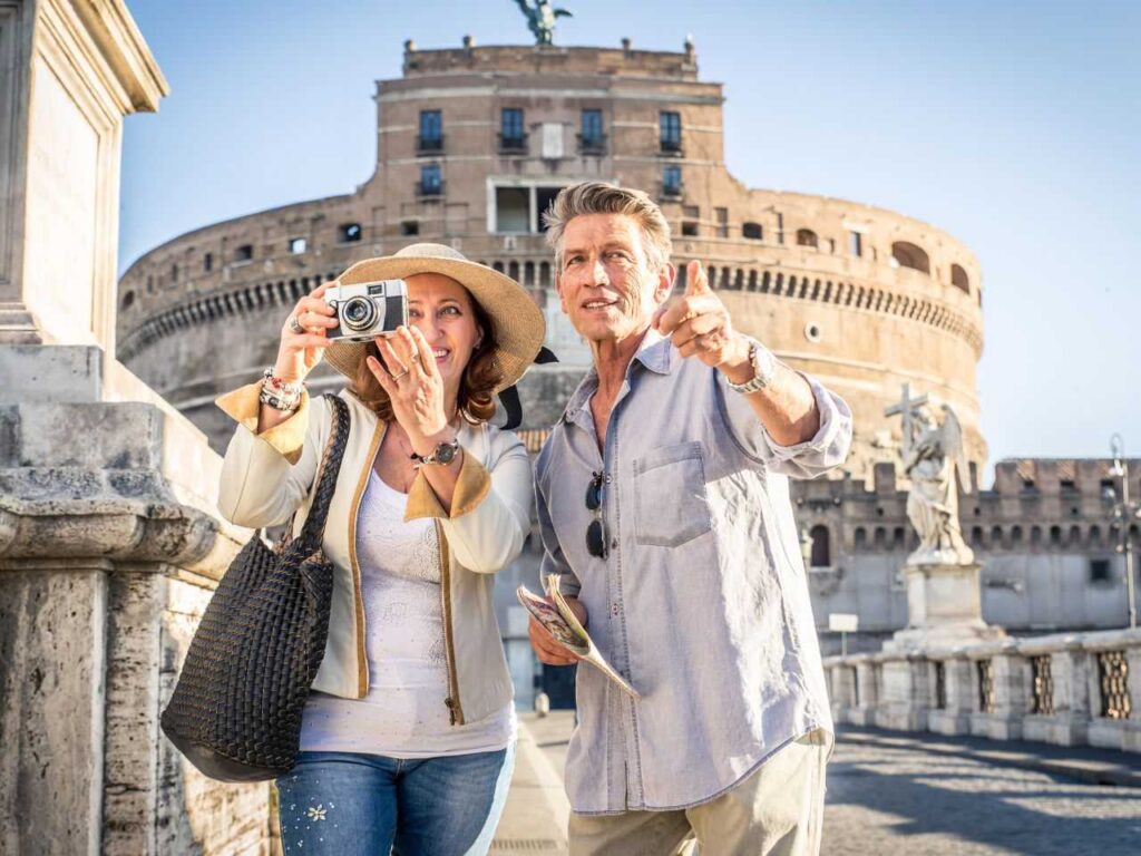 Casal com tirando foto com a câmera, item do checklist do que levar para a Itália