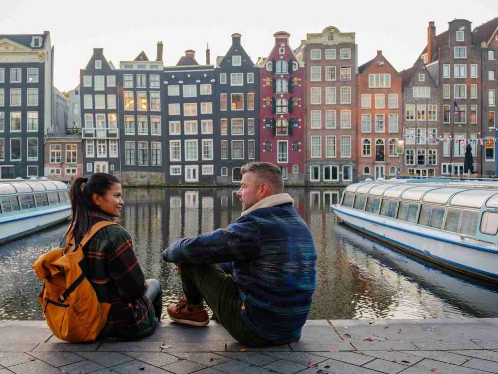 Casal cumprindo roteiro do que fazer em Amsterdam.