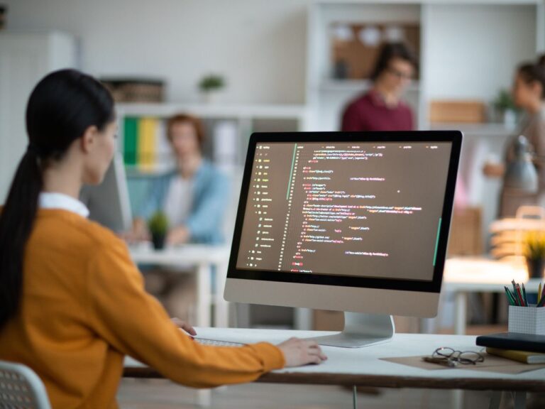 Mulher usando Javascript no n8n.
