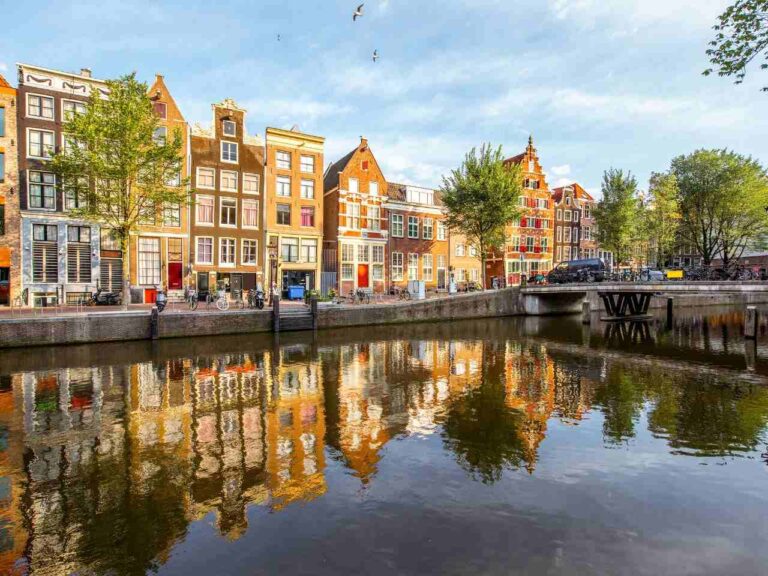 Canais em Amsterdam em um dia de sol.
