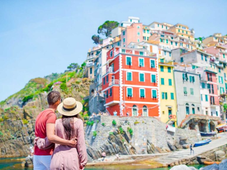 Casal admirando casas de Cinque Terre na Itália.