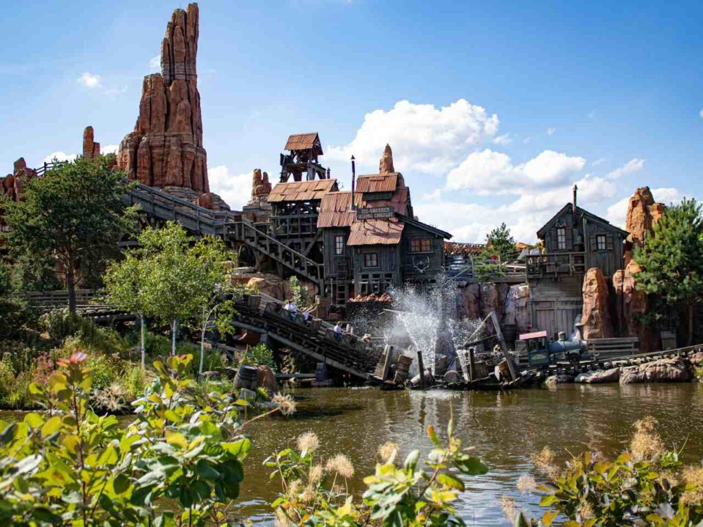 Big Thunder Mountain Railroad em um dos parques da Disney em Orlando.