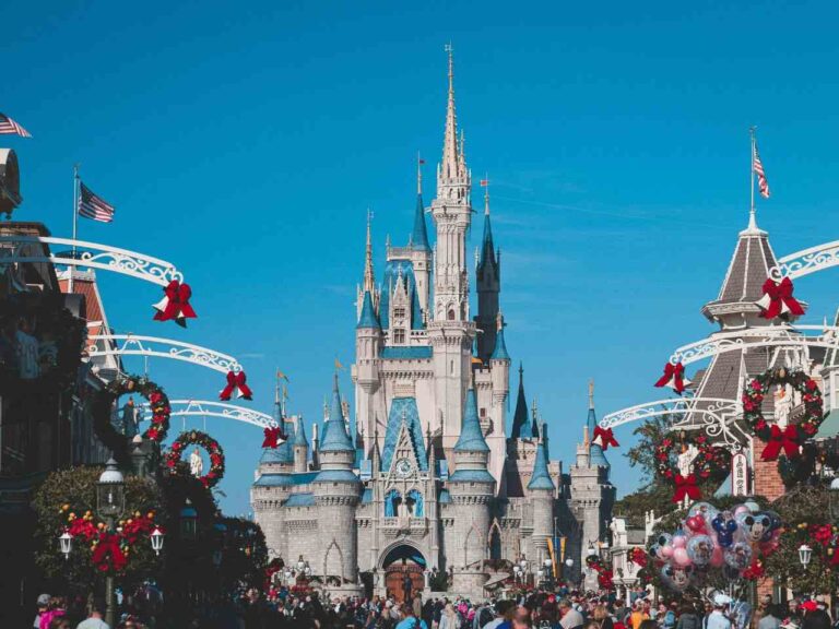Turistas durante uma viagem para Disney.