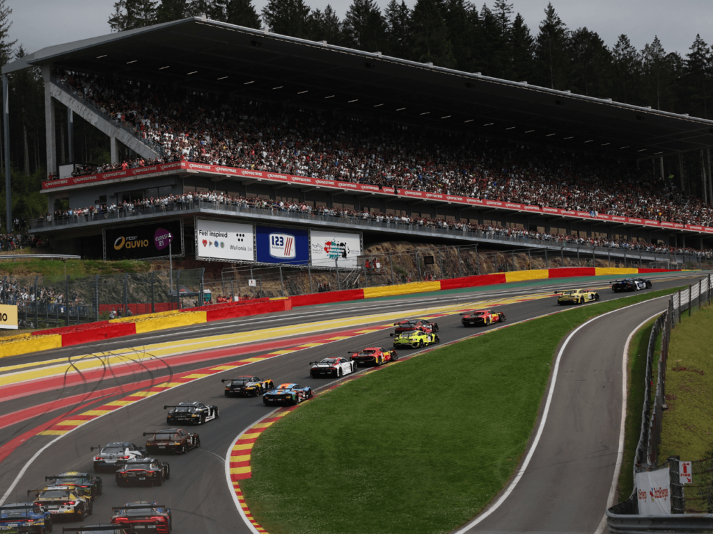 Largada da 24 Horas de Spa-Francorchamps com vários carros GT3 e arquibancadas lotadas no circuito belga.
