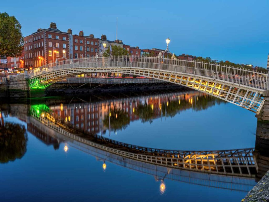 Visão panorâmica da cidade de Dublin a noite.