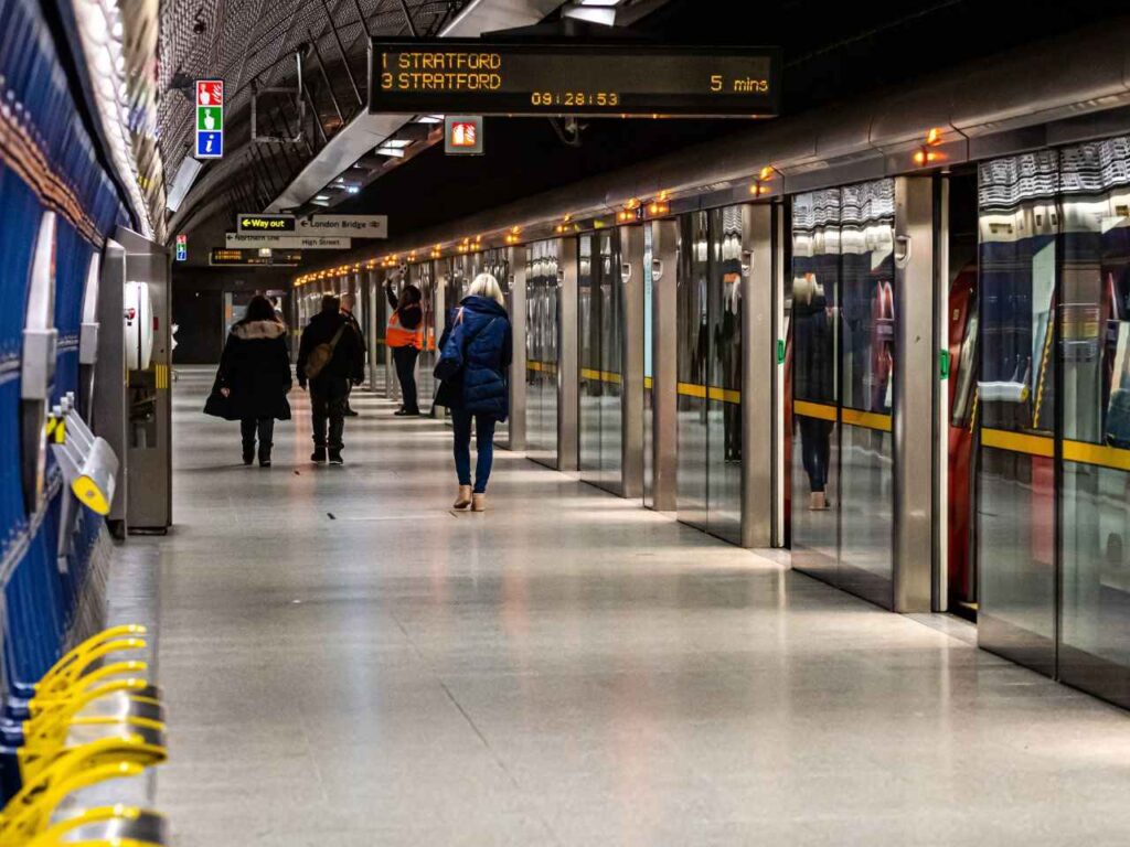 Pessoas caminhando pelo metrô de Londres