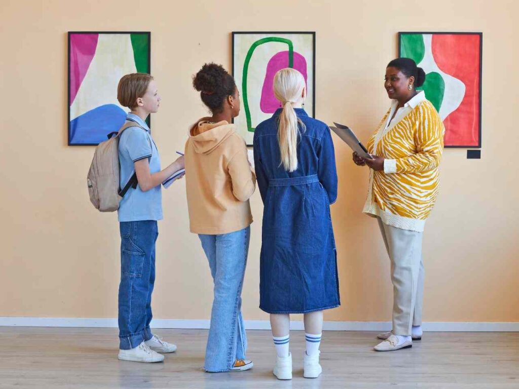 Grupo de alunos visitando o museu