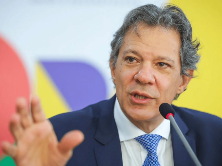 Fernando Haddad anuncia medidas para compensar o aumento do IOF, incluindo aumento da taxação das apostas esportivas e a tributação de rendimentos.