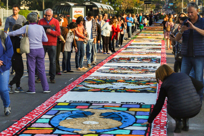Corpus Christi - Tapetes tradicionais colorem ruas