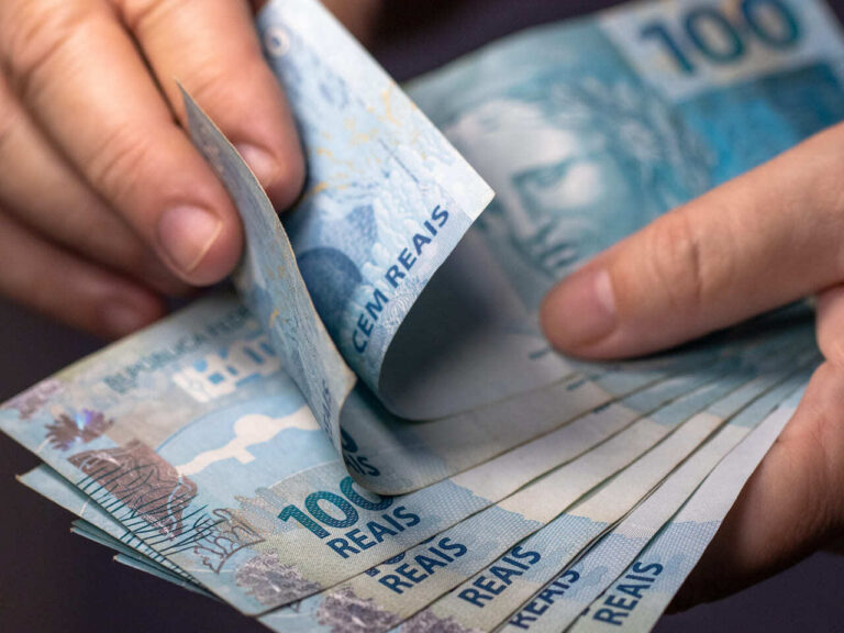 O IOF (Imposto sobre Operações Financeiras) é um tributo que afeta diversas transações financeiras