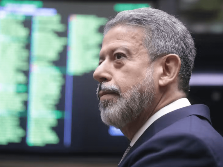 Arthur Lira, presidente da Câmara dos Deputados, durante a aprovação do projeto que garante isenção do Imposto de Renda para quem ganha até dois salários mínimos, uma medida que visa promover justiça fiscal e aliviar a carga tributária.